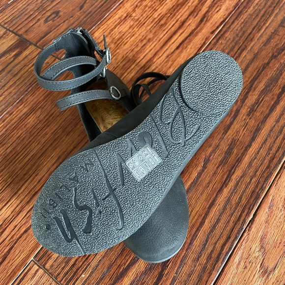 Girls black Blowfish Malibu shoes NWT - Picture 2 of 3